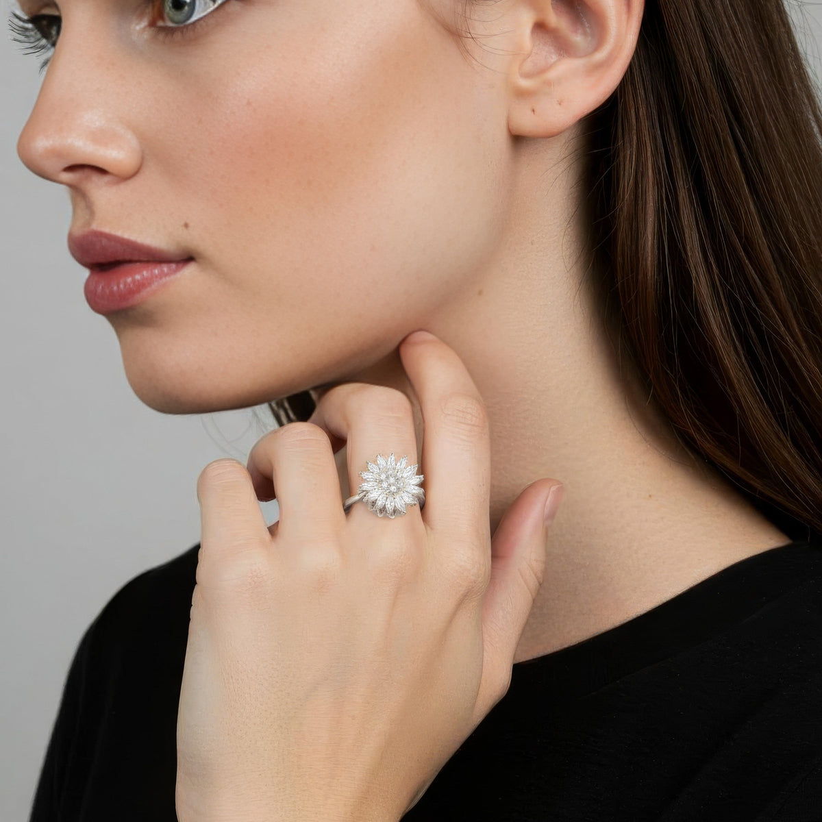 Anillo Ajustable de Mujer con Motivo de Flor Giratorio y Acabado en Piedras