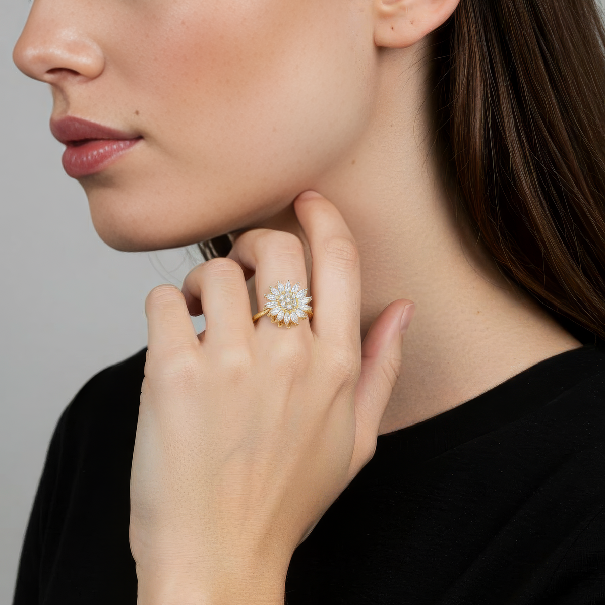 Anillo Ajustable de Mujer con Motivo de Flor Giratorio y Acabado en Piedras