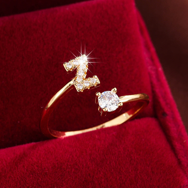 Nova – Anillo Moderno Abierto con Inicial y Circonitas