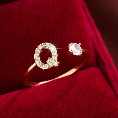 Nova – Anillo Moderno Abierto con Inicial y Circonitas