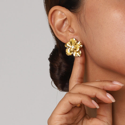 Amelia – Bisutería de Pendientes Florales Elegantes