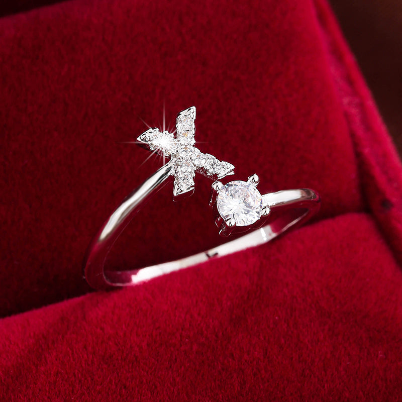 Nova – Anillo Moderno Abierto con Inicial y Circonitas