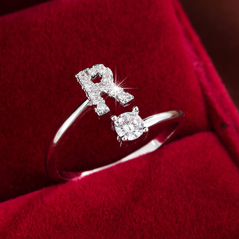 Nova – Anillo Moderno Abierto con Inicial y Circonitas