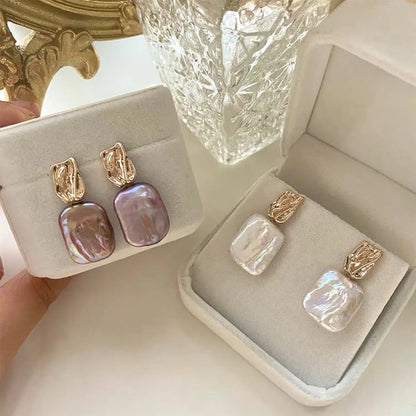 Aiah – Pendientes Dorados con Perlas Barrocas Elegantes