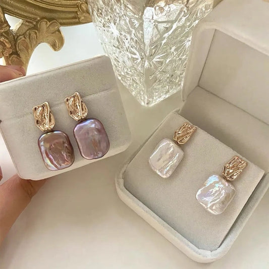 Aiah – Pendientes Dorados con Perlas Barrocas Elegantes