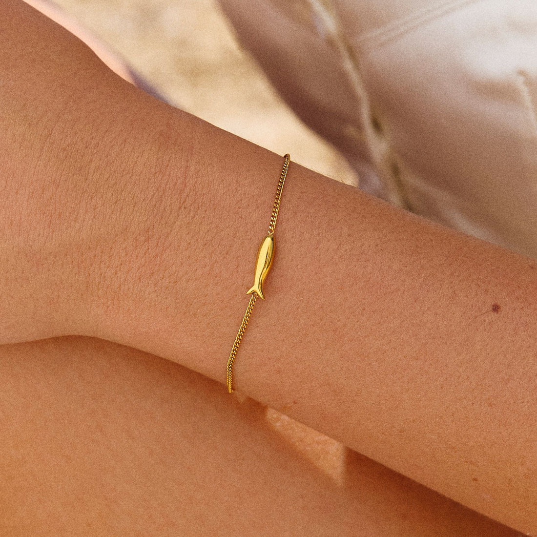 Damas Brazalete Fino con Motivo de Pez y Estructura de Cadena Delgado