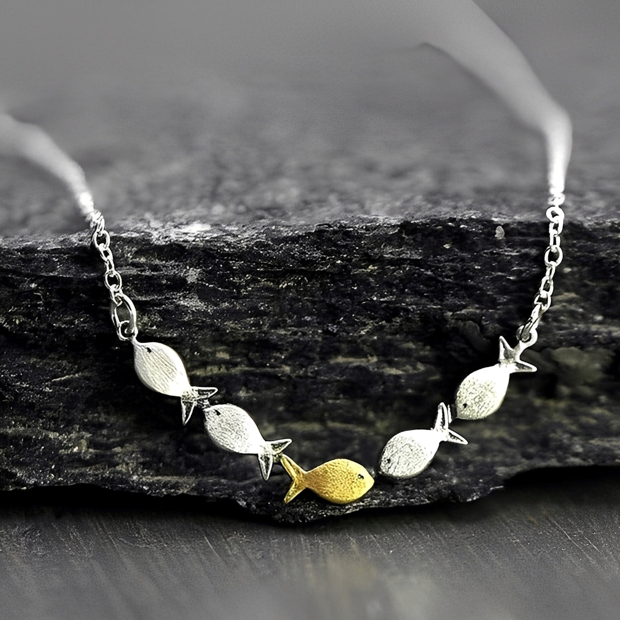 Amandine – Collar Pez Dorado Elegante