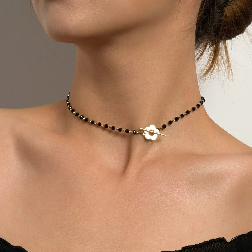 Naya – Collar Cuello Floral con Cierre Flor