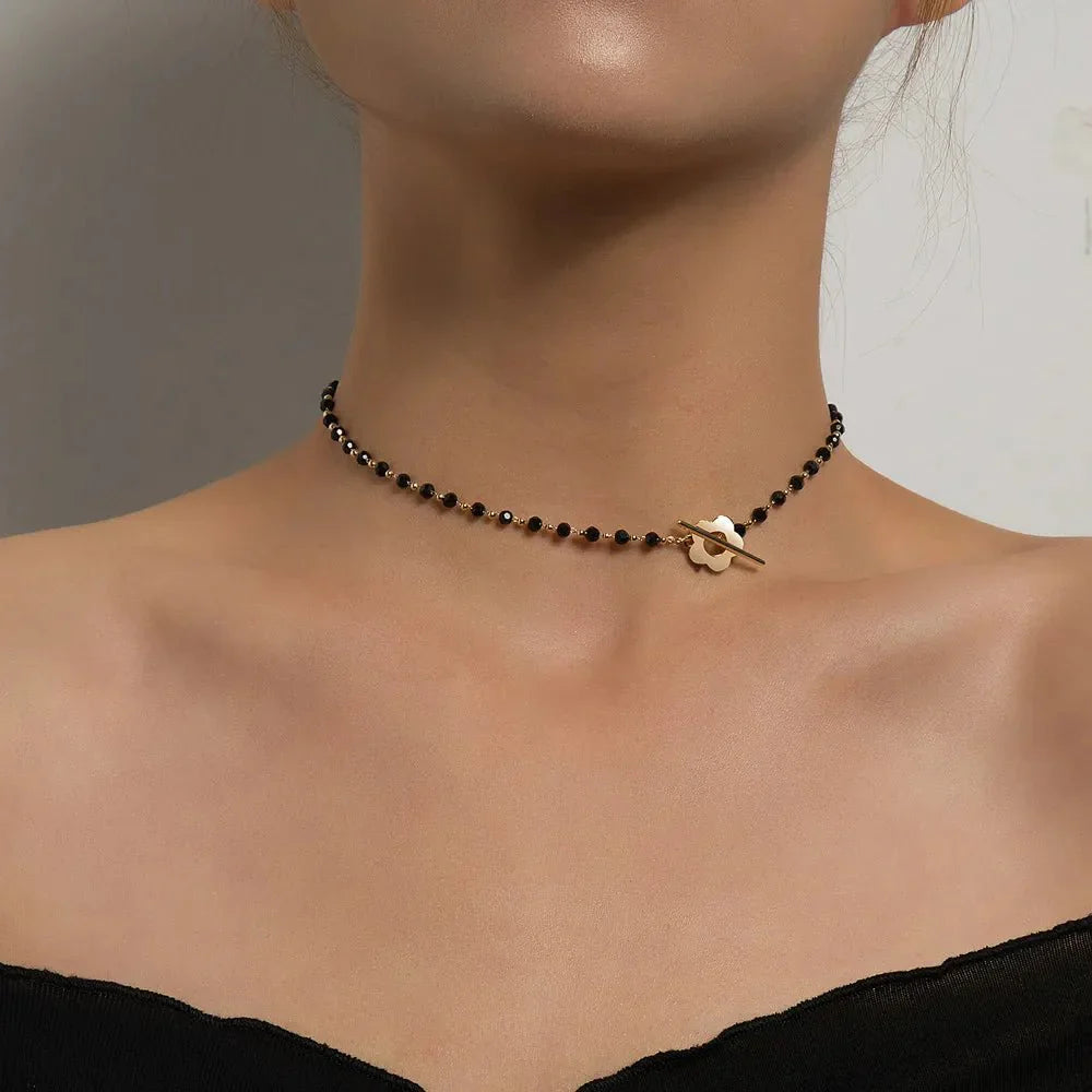 Naya – Collar Cuello Floral con Cierre Flor
