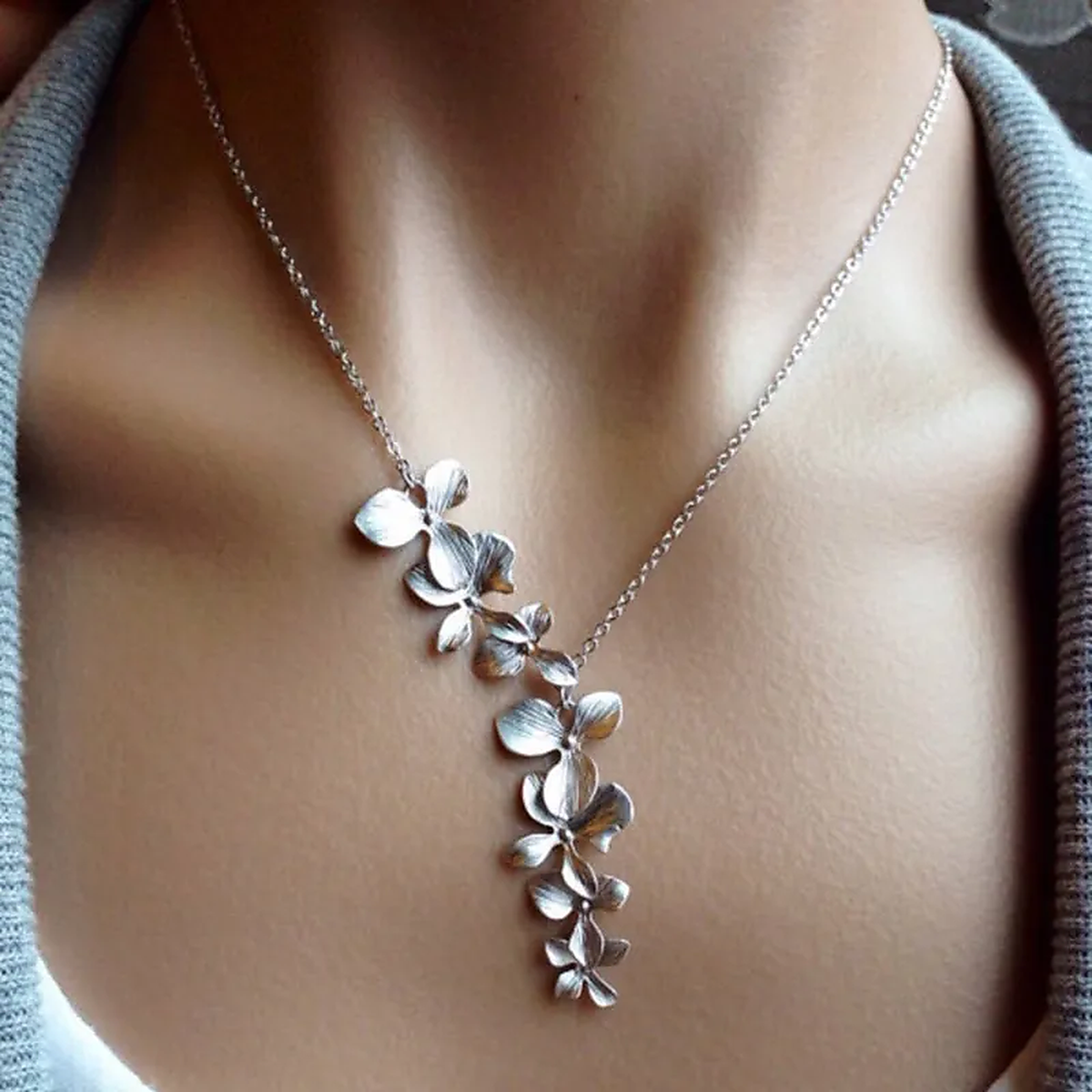 Collar Colgante Floral para Dama con Diseño de Ramo Largo