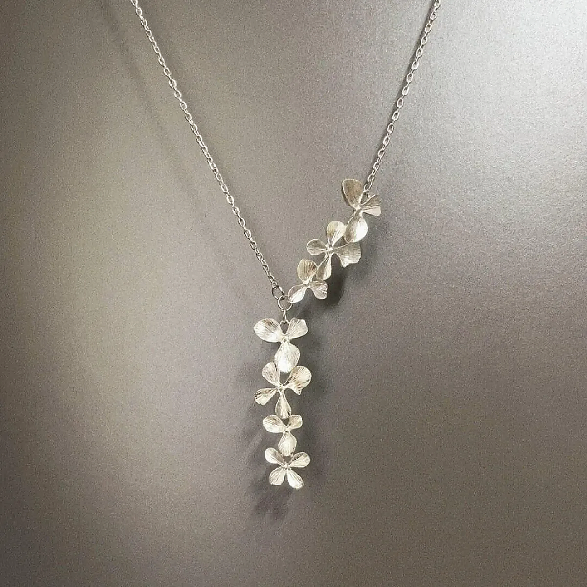 Collar Colgante Floral para Dama con Diseño de Ramo Largo