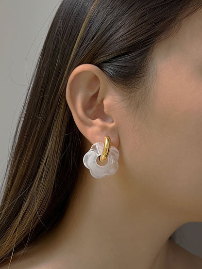 Pendientes de aro de dona blancos con colgante de flor