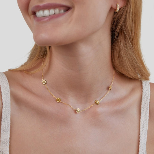 Joyce – Collar Flor en Oro 18K