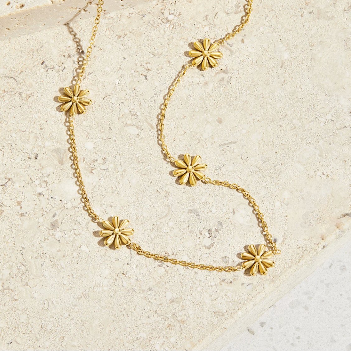 Joyce – Collar Flor en Oro 18K