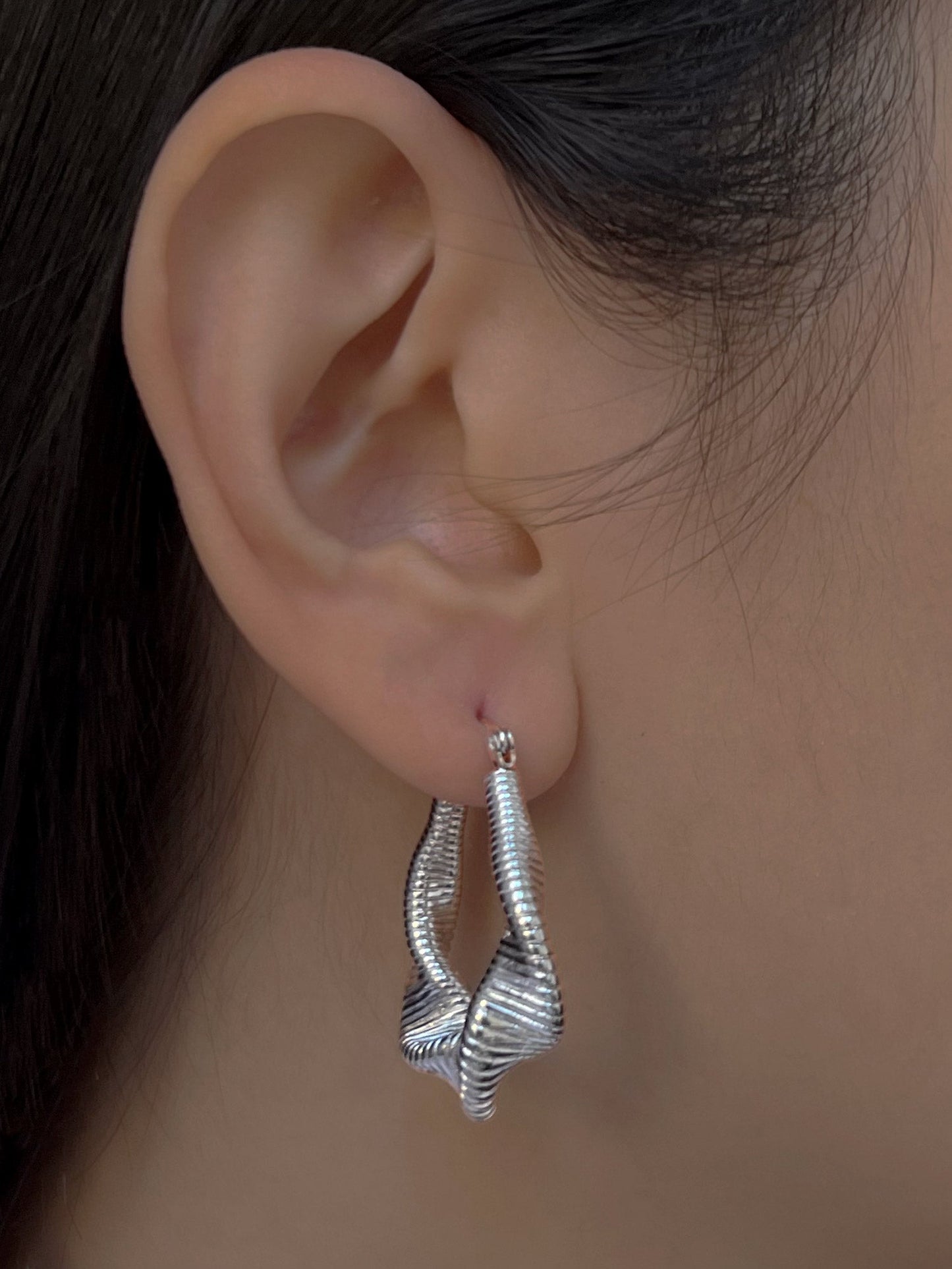 Lyra - Aros de ondas fluidas plateadas