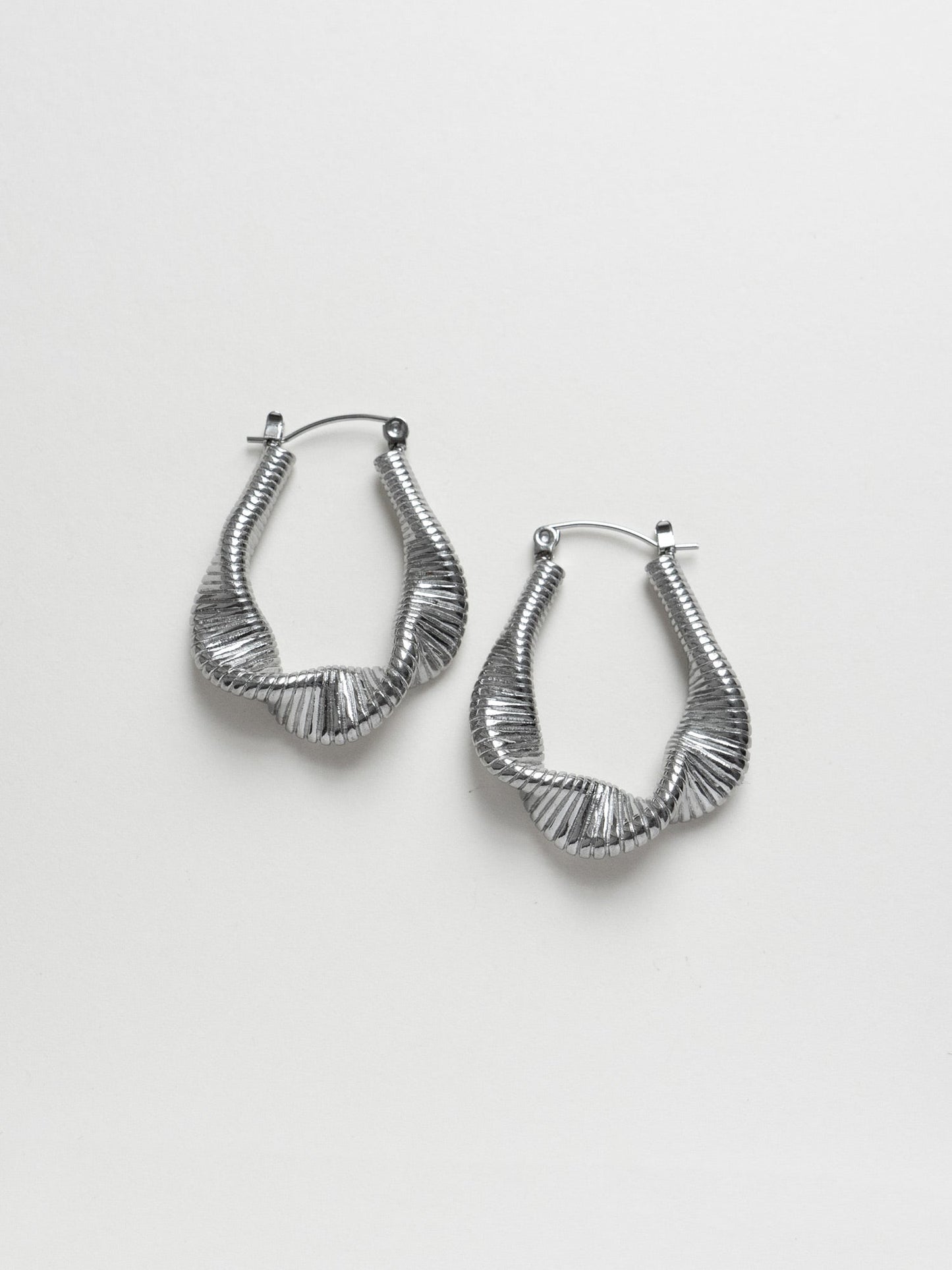 Lyra - Aros de ondas fluidas plateadas