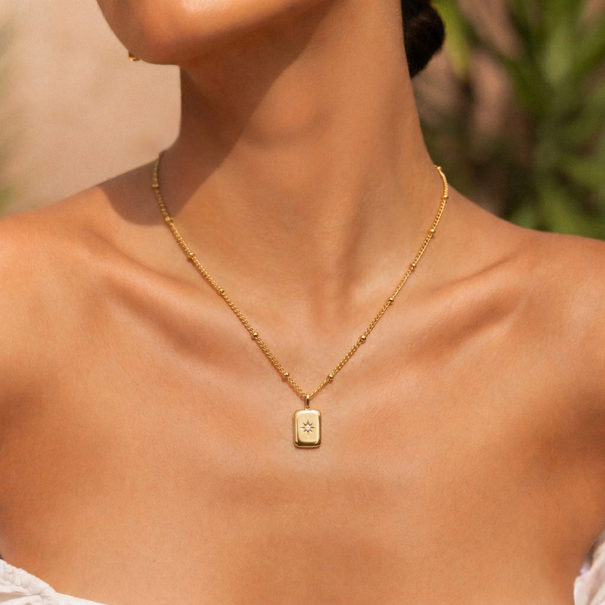 Collar con Colgante de Estrella para Mujeres con Acento de Piedra Central