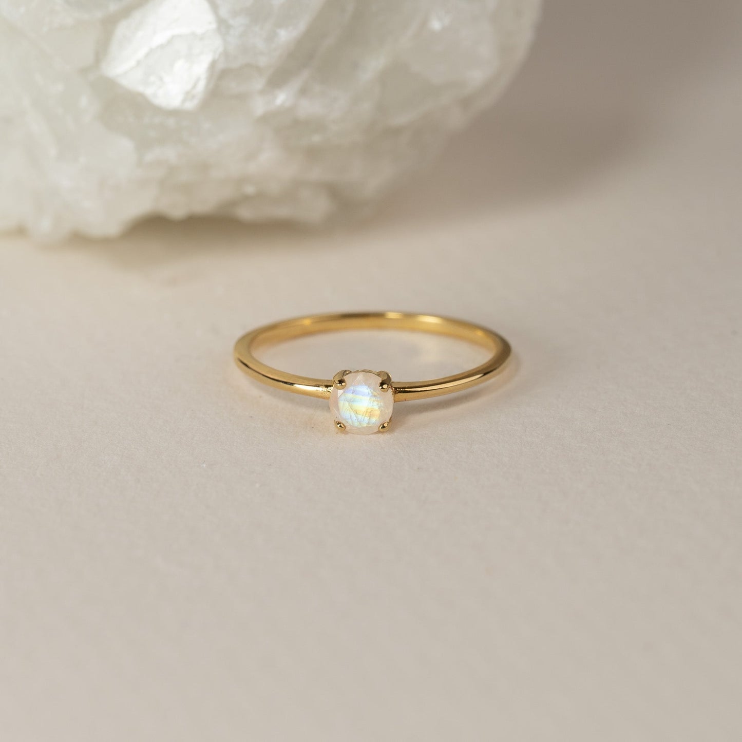 Heba - Anillo Dorado con Piedra Lunar