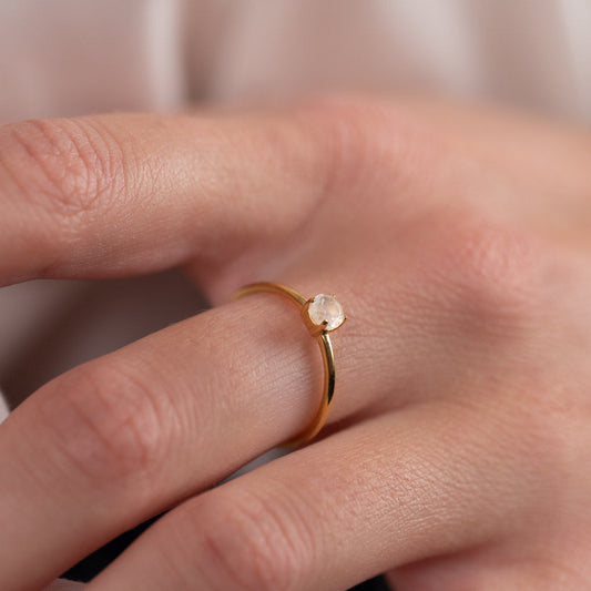 Heba - Anillo Dorado con Piedra Lunar