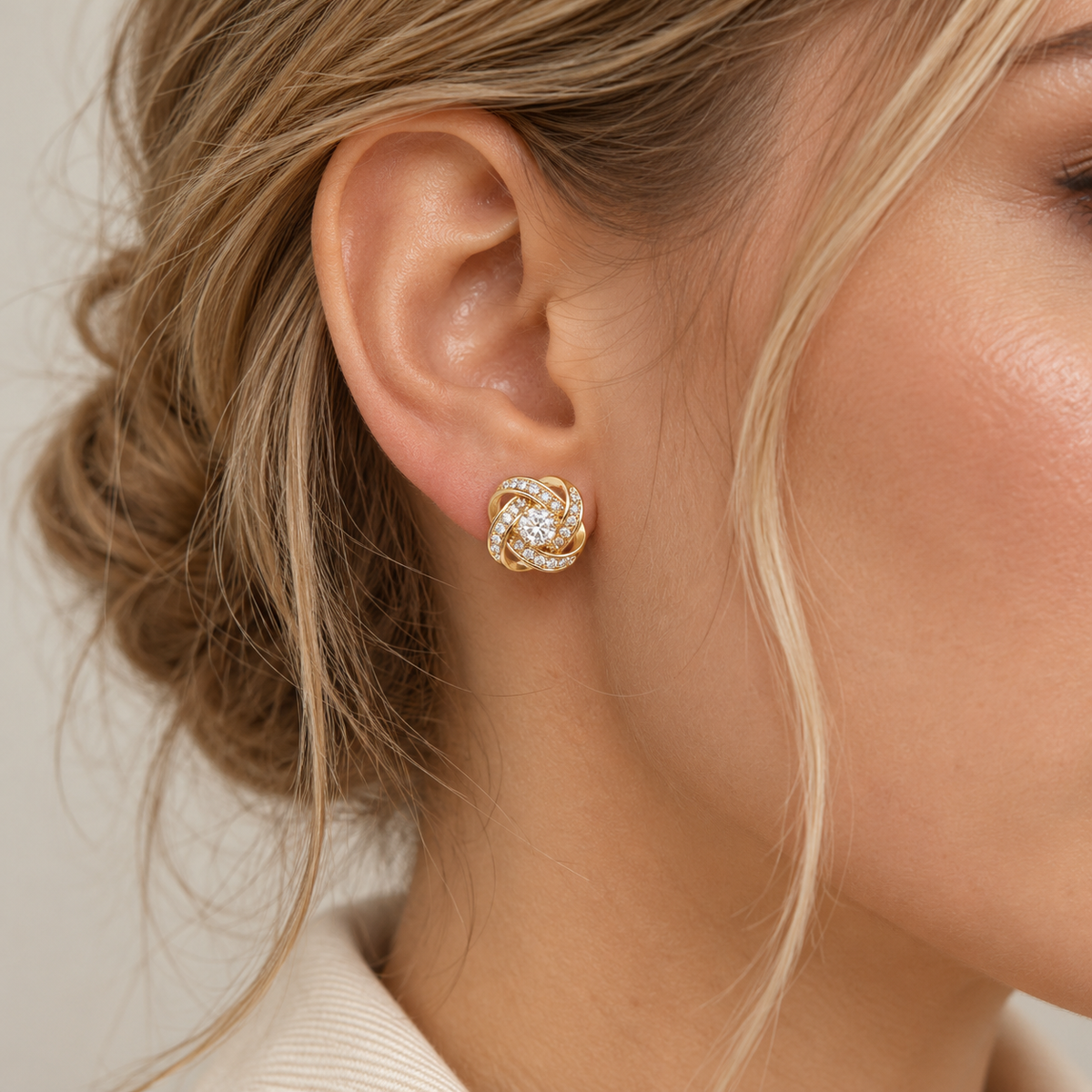 Pendientes de cruz para mujer con diseño geométrico hueco y acentos de piedra