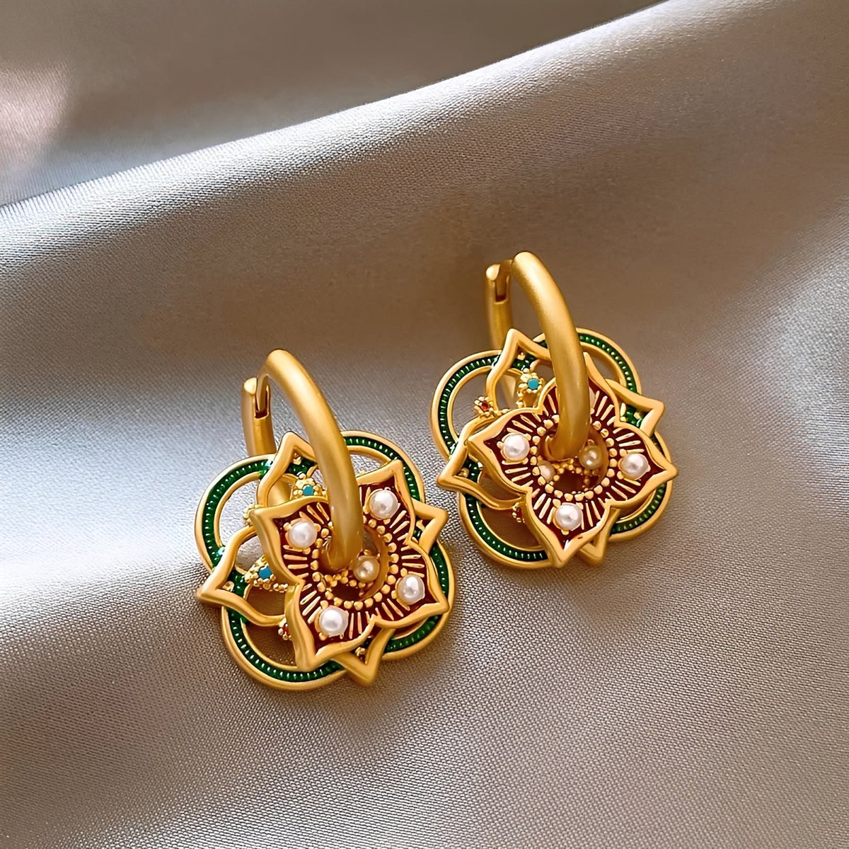 Pendientes Jhumka para mujeres con diseño geométrico Rangoli y detalles ornamentales