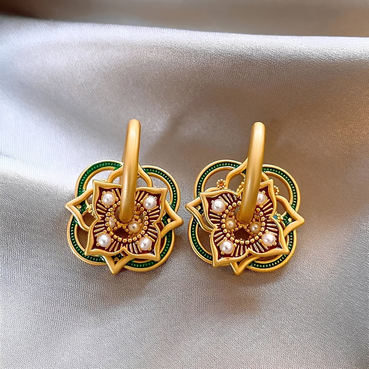Pendientes Jhumka para mujeres con diseño geométrico Rangoli y detalles ornamentales