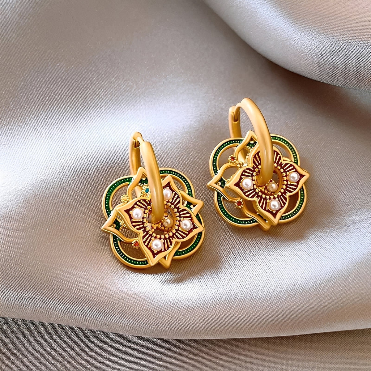 Pendientes Jhumka para mujeres con diseño geométrico Rangoli y detalles ornamentales