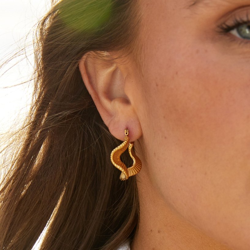 Anja – Criollas Doradas con Diseño Ondulado