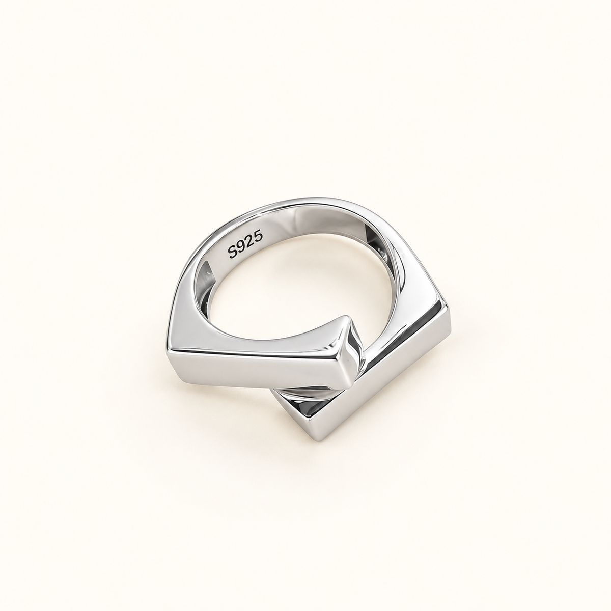 Anillo Geométrico para Dama con diseño de banda superpuesta y forma ajustable