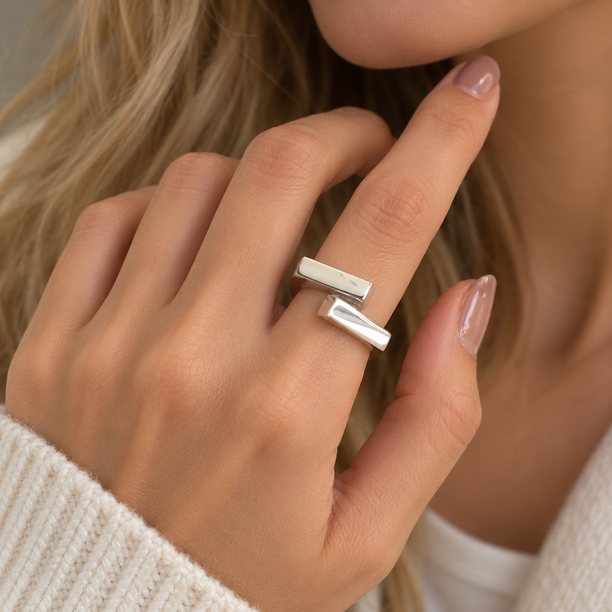 Anillo Geométrico para Dama con diseño de banda superpuesta y forma ajustable