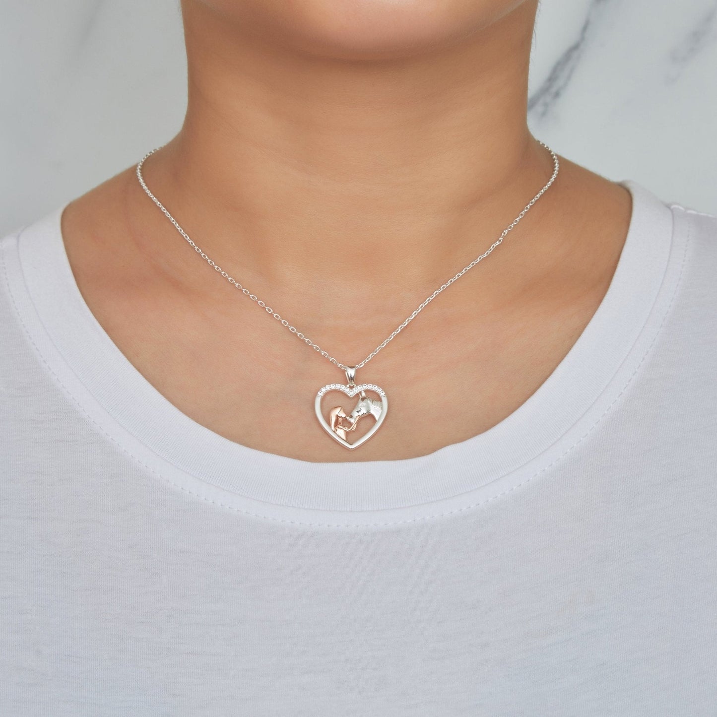 Aurora – Collar Corazón con Caballo Elegante