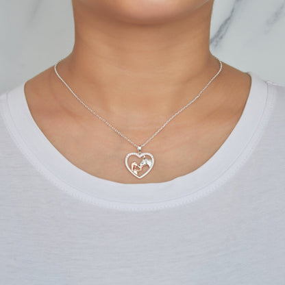 Aurora – Collar Corazón con Caballo Elegante