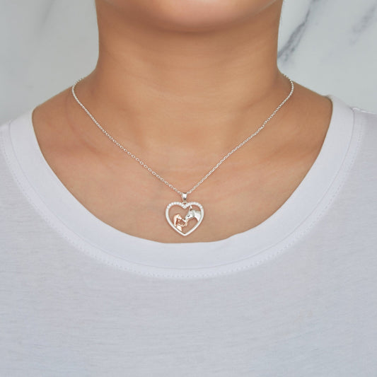 Aurora – Collar Corazón con Caballo Elegante