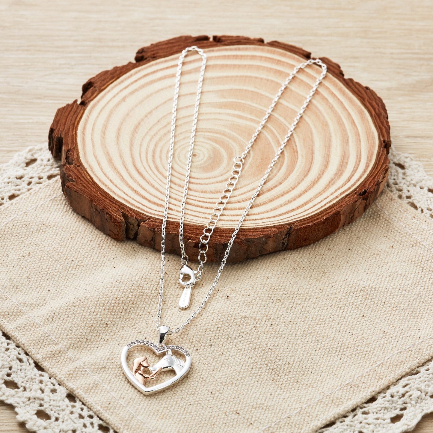 Aurora – Collar Corazón con Caballo Elegante