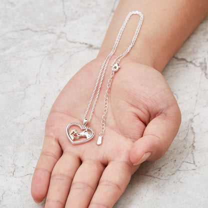 Aurora – Collar Corazón con Caballo Elegante