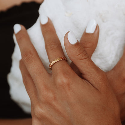 Nessa – Anillo Dorado con Diseño de Esferas
