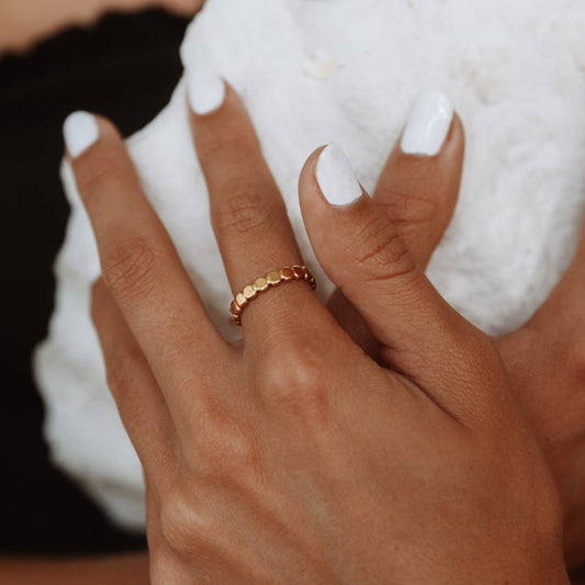 Nessa – Anillo Dorado con Diseño de Esferas