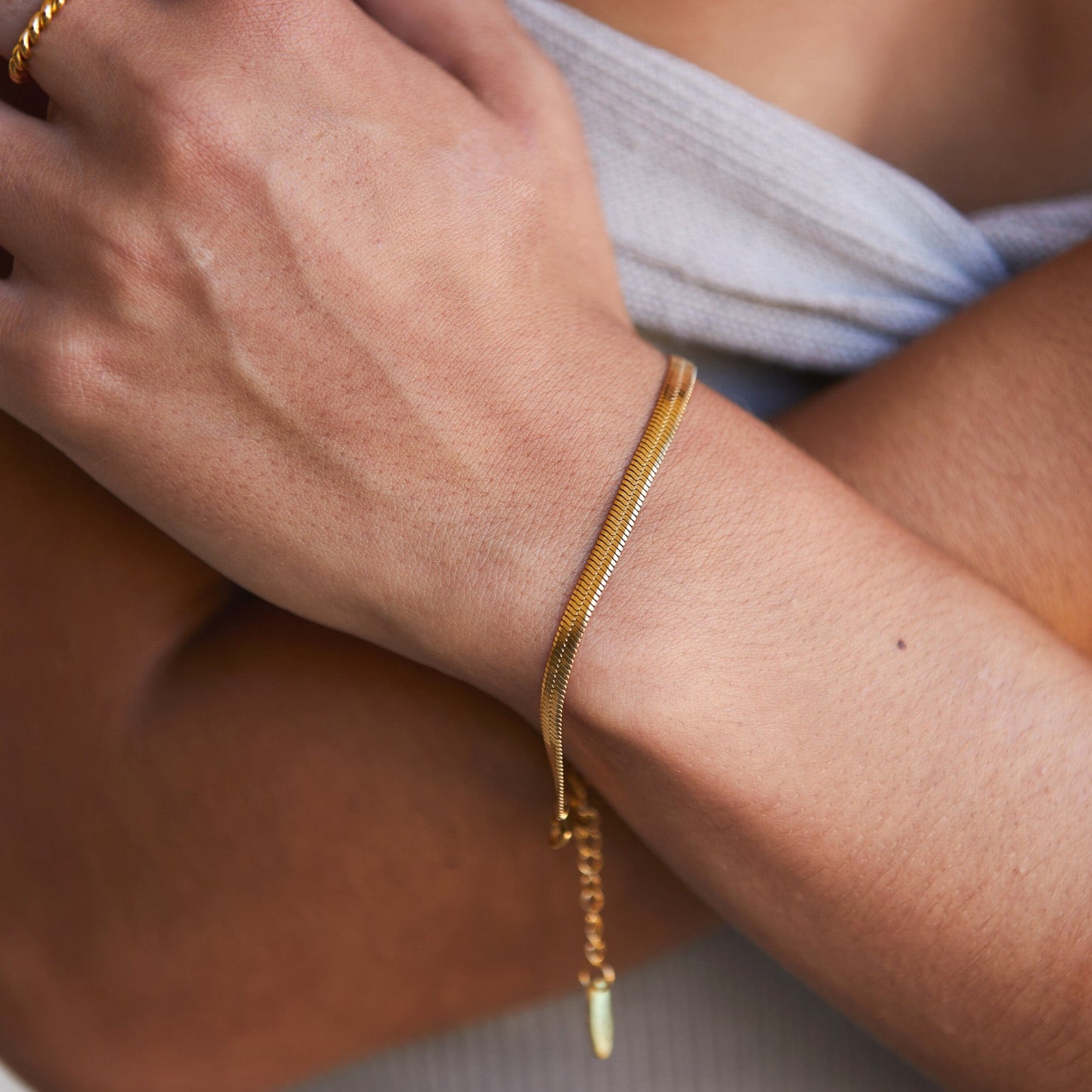 Kauai – Pulsera Herringbone Dorada Resistente al Agua