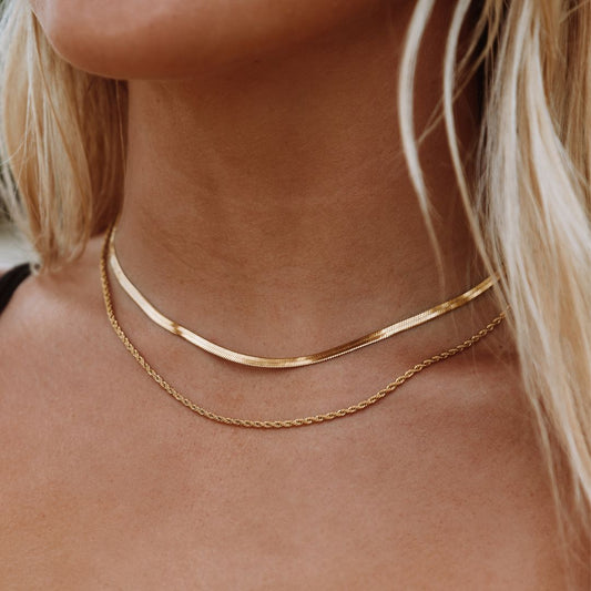 Ios – Collar Doble en Capas con Baño de Oro
