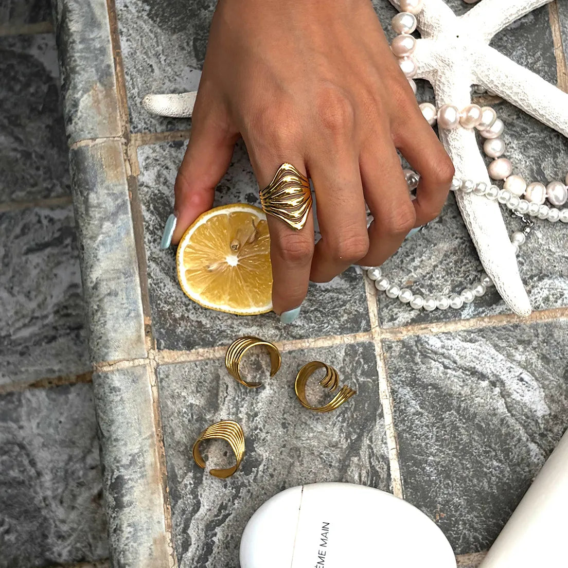 Anillo de Declaración para Mujeres con Diseño de Olas Multicapa
