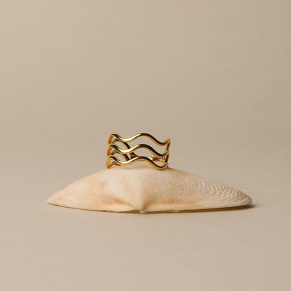 Mona – Anillo Dorado con Diseño de Olas
