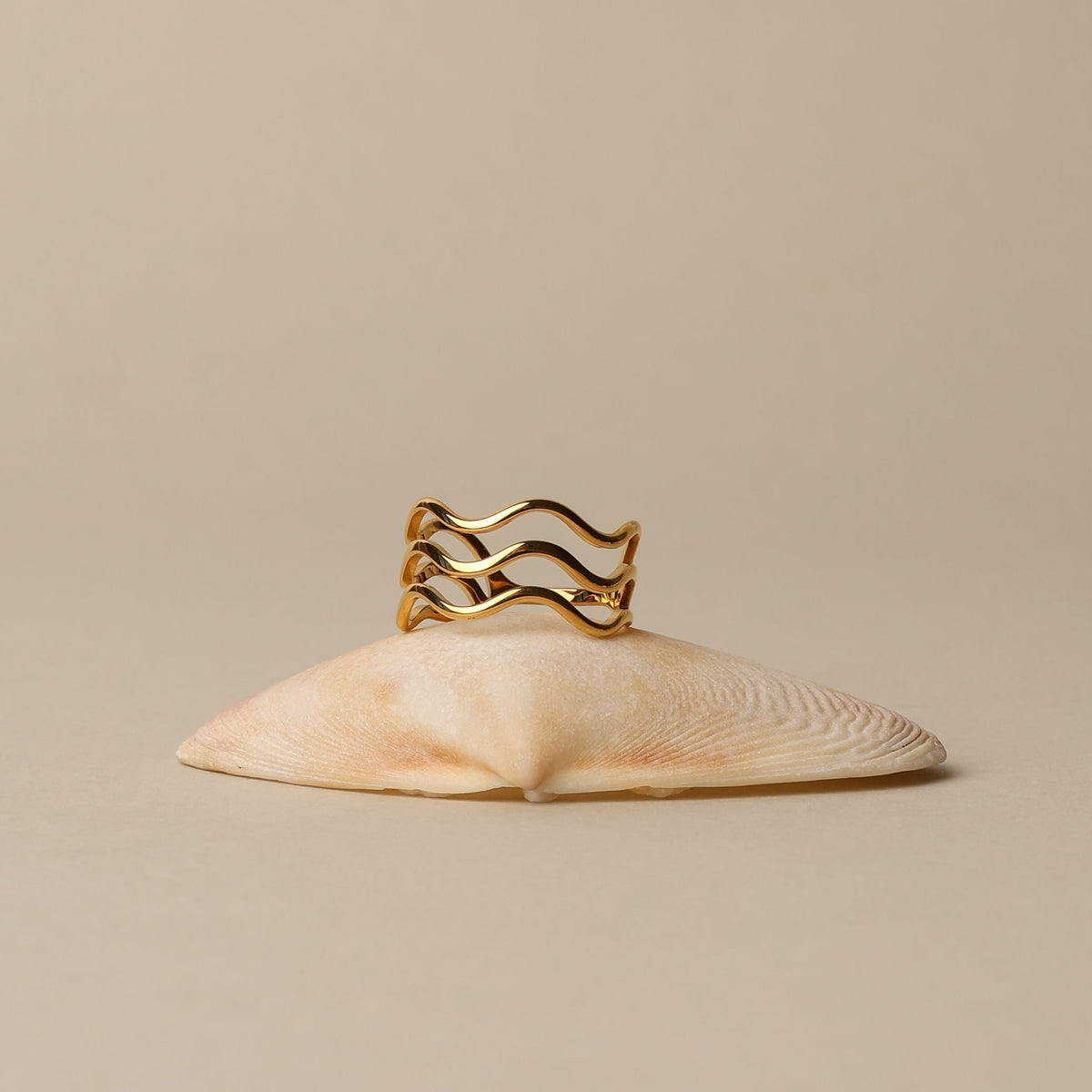 Anillo de Dama con Diseño de Olas Triples y Estructura de Líneas Abiertas
