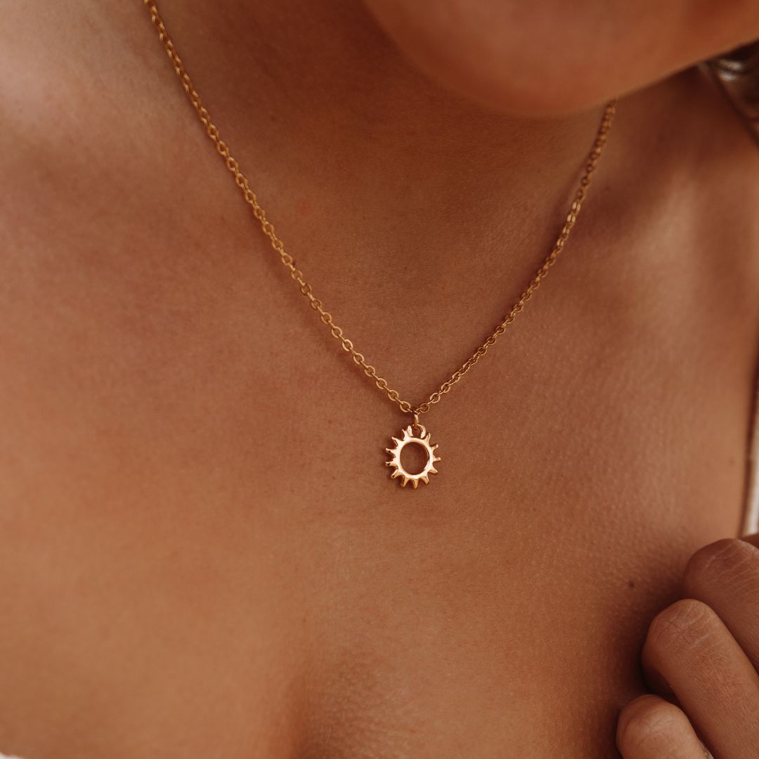 Collar con Colgante de Sol para Mujeres con Diseño Redondo Abierto y Borde de Rayos