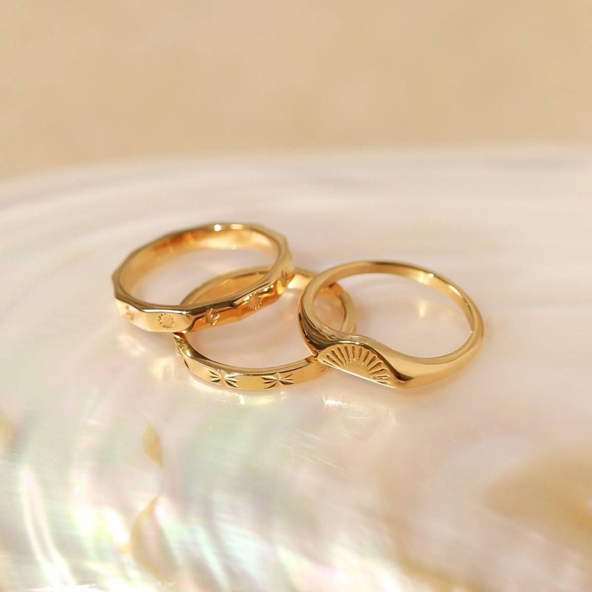 Anillo Apilable de Mujer con Grabado de Salida del Sol y Superficie Curvada
