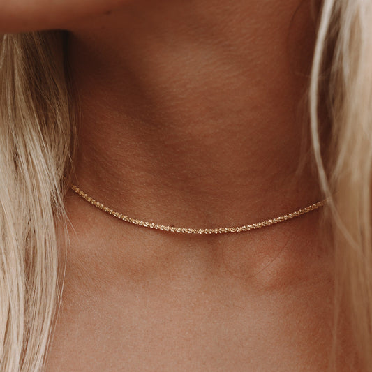Piana – Collar Dorado Delicado para el Día a Día