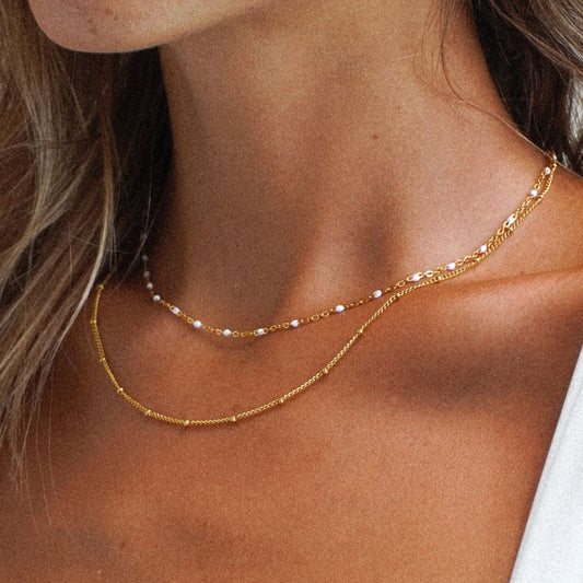 Aveline – Doble Gargantilla con Cuentas Doradas y Esmalte