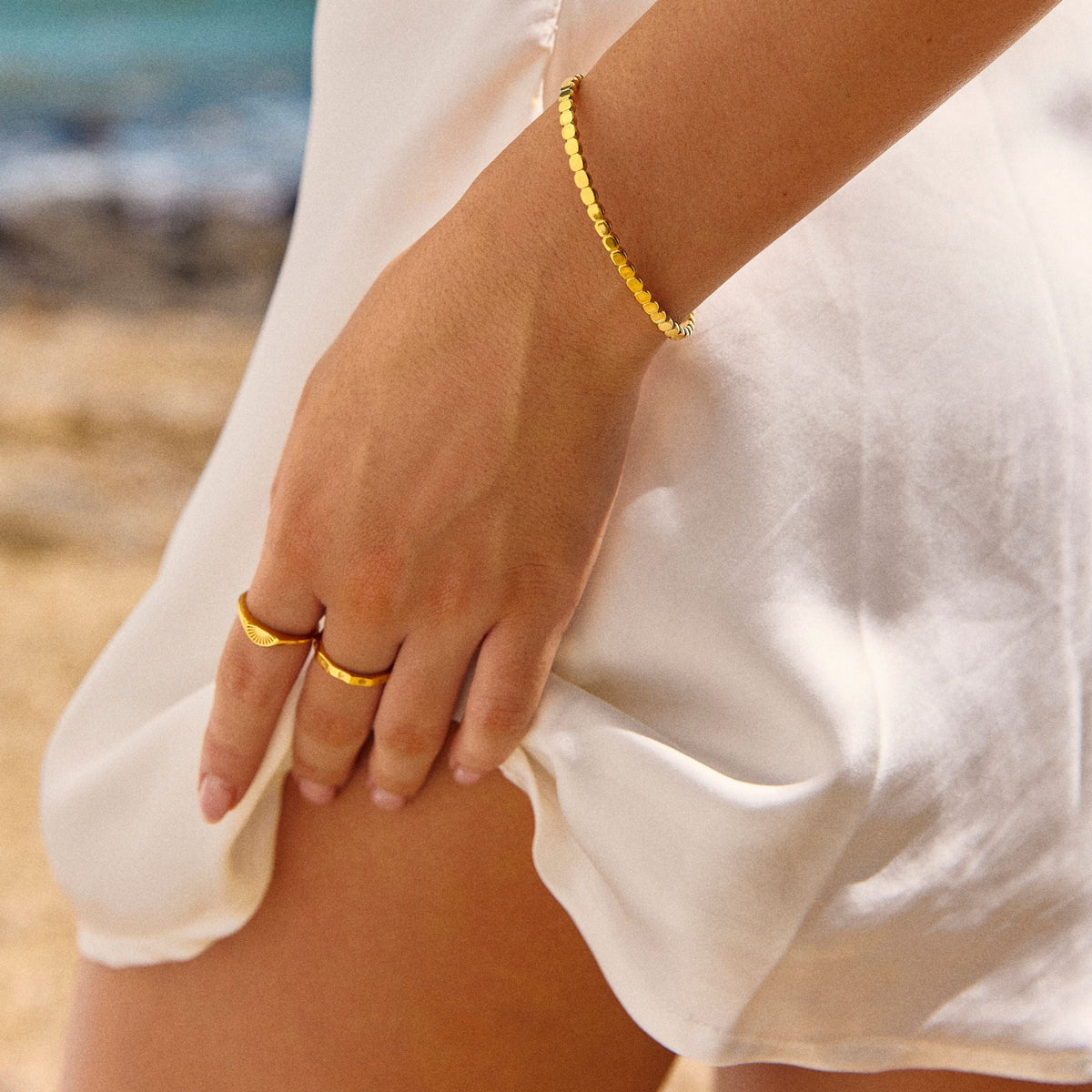 Anillo Apilable de Mujer con Grabado de Salida del Sol y Superficie Curvada