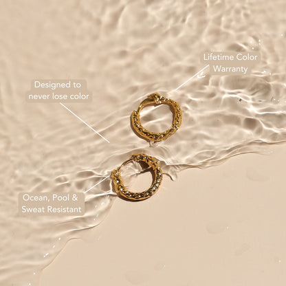 Amara – Aros Martillados Dorados Resistentes al Agua