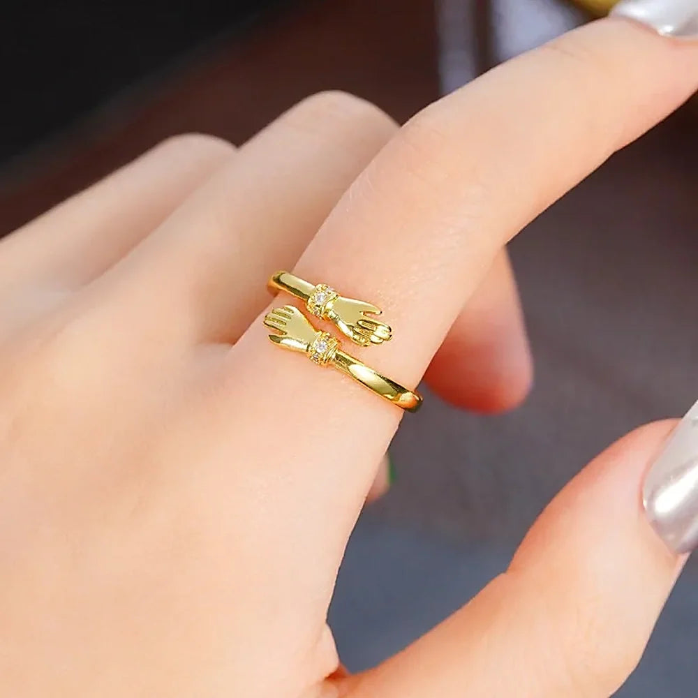 Damas Anillo Hug Ajustable con Motivo de Mano, Acentos de Piedra y Grabado