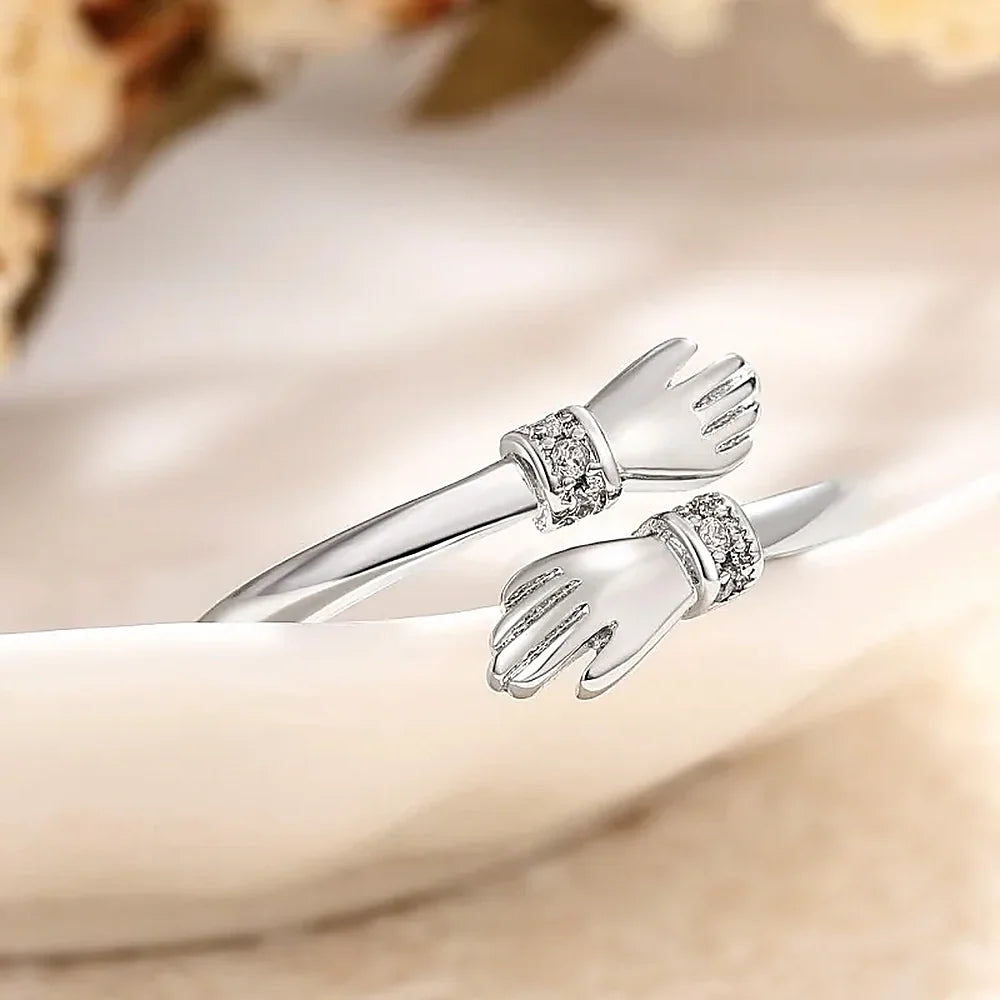Damas Anillo Hug Ajustable con Motivo de Mano, Acentos de Piedra y Grabado